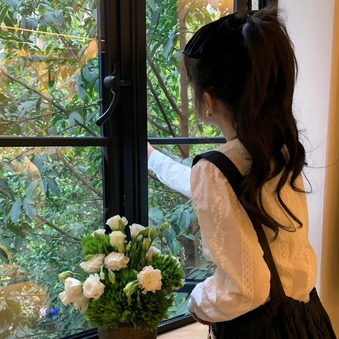 战火中的花蕾